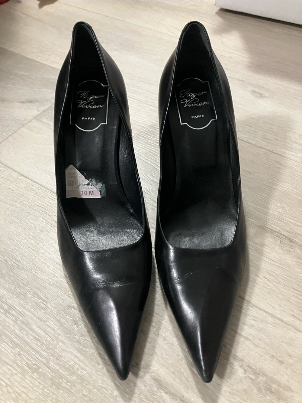 Roger Vivier , US 10, eu 40 Black Pointed-Toe Leather Pumps